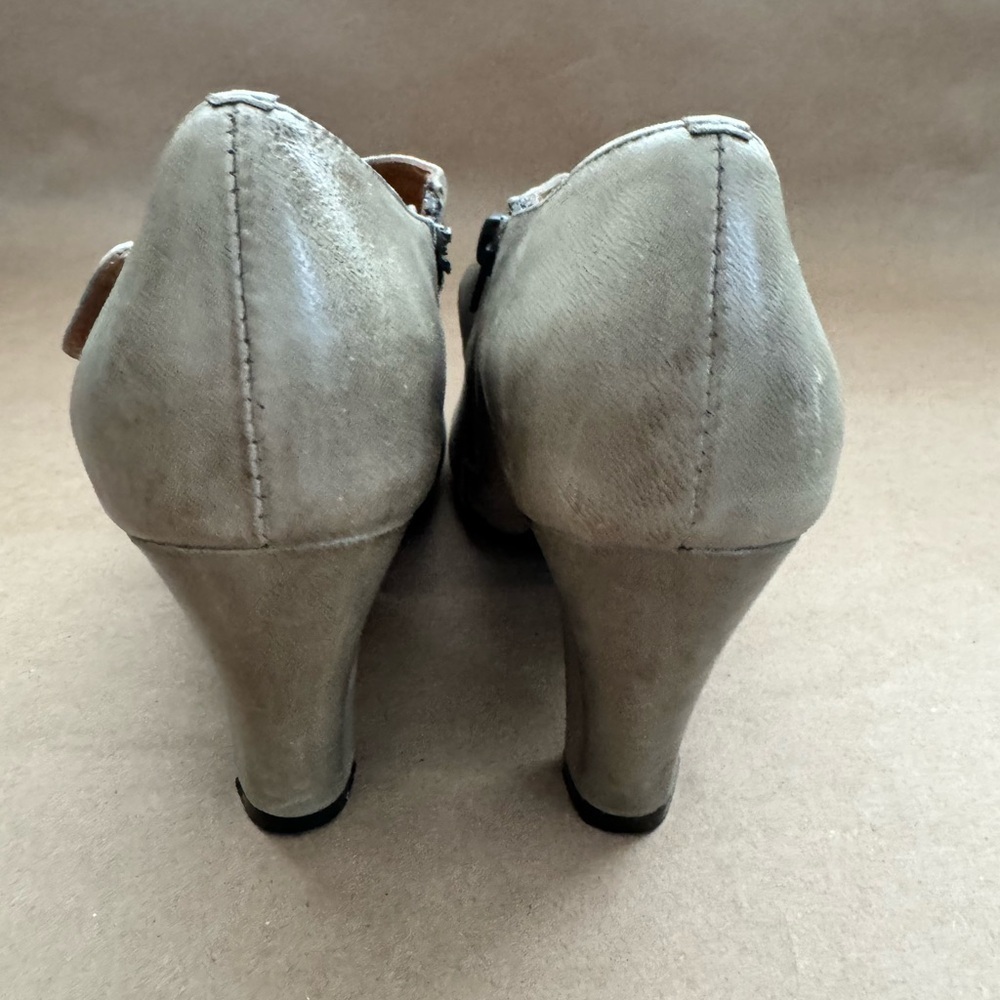 Miz Mooz Green Leather 3” Pump With Button Detail Strap. Size 6.5 - Picture 6 of 8